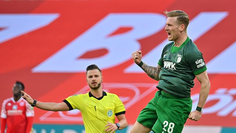 Augsburgs Andre Hahn bejubelt sein Tor.Ob ihm das beim Spiel gegen FC Bayern auch gelingen wird?