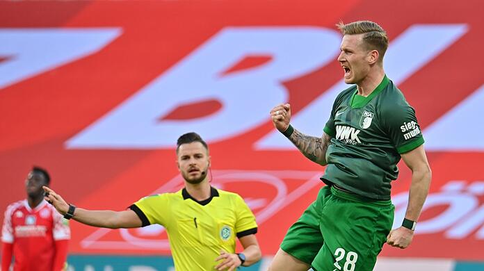 Augsburgs Andre Hahn bejubelt sein Tor.Ob ihm das beim Spiel gegen FC Bayern auch gelingen wird?