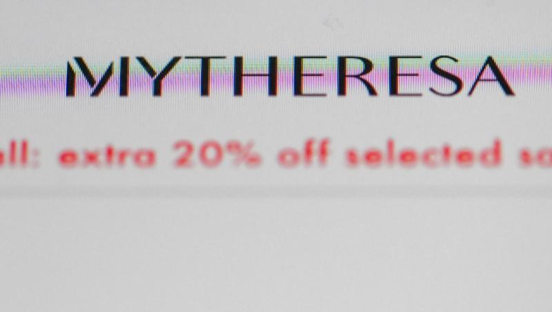 Die geöffnete App des Onlineshops Mytheresa ist auf einem Smartphone zu sehen.
