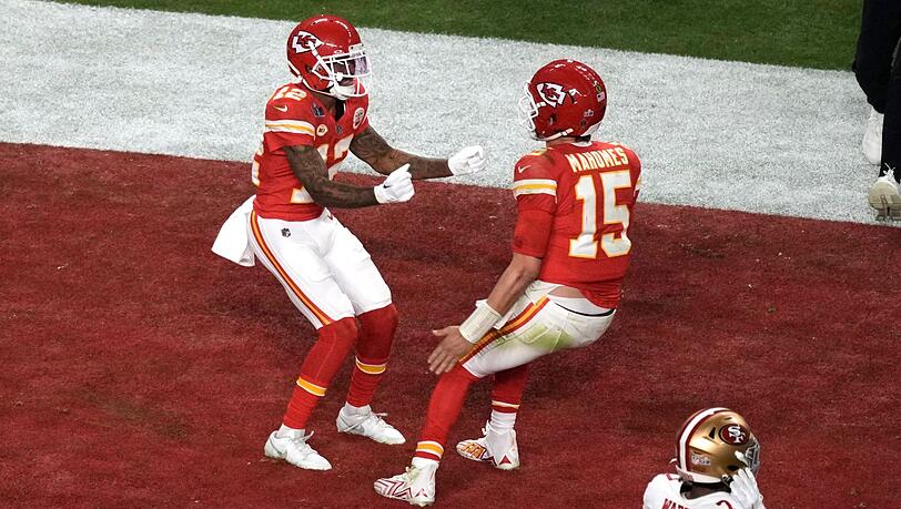 Mecole Hardman Jr. (12) feiert, nachdem er in der Verlängerung den entscheidenden Touchdownpass gefangen hat.