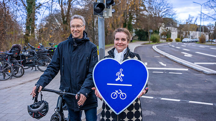 Ein Herz für Radler und Fußgänger: Mobilitätsreferent Georg Dunkel und Baureferentin Jeanne-Marie Ehbauer an der frisch umgebauten St.-Magnus-Straße in Harlaching.