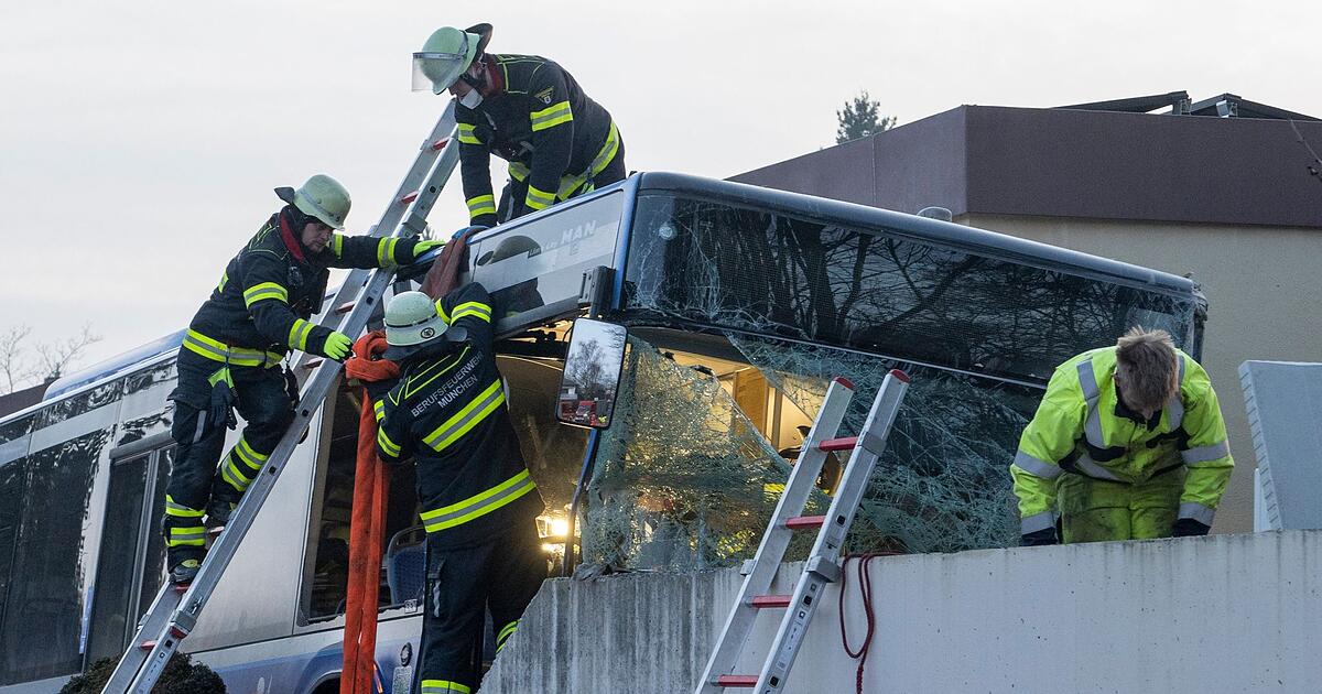 Schwerer-Bus-Unfall-in-M-nchen-M-dchen-13-stirbt-noch-vor-Ort