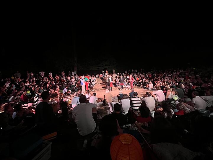 Zu sp&auml;ter Stunde entsteht im Amphitheater eine ganz besondere Atmosph&auml;re vor gro&szlig;em Publikum.