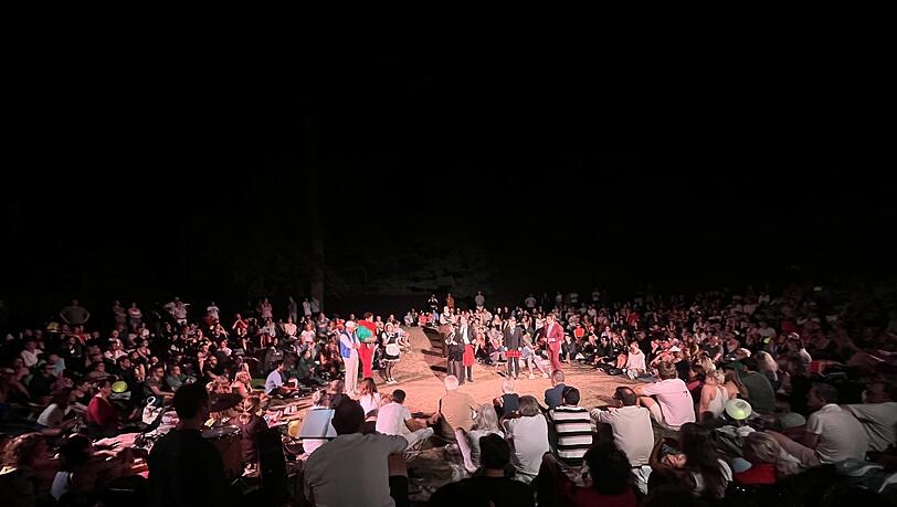 Zu später Stunde entsteht im Amphitheater eine ganz besondere Atmosphäre vor großem Publikum. Zu später Stunde entsteht im Amphitheater eine ganz besondere Atmosphäre vor großem Publikum.