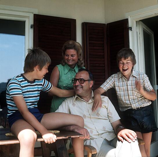 Auch Alt-Kanzler Helmut Kohl zog es jahrelang ins gleiche Urlaubs-Domizil: In sein Ferienhaus am Wolfgangsee. Hier mit seiner Frau Hannelore und den Söhnen Walter und Peter im Jahr 1975.