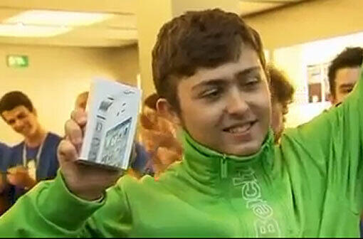 Dieser junge Mann war der Sieger im Rennen um das erste iPhone 4S in München.