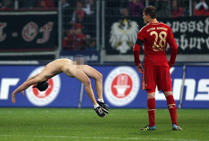 Akrobatisch ist dieser Mann unterwegs. Da staunten sogar die Spieler.