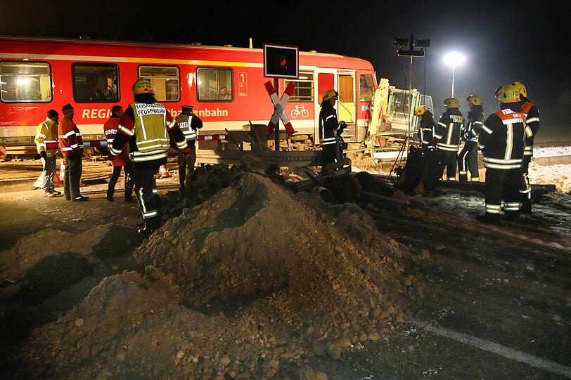 Bei Altötting hat ein Zug einen Bagger gerammt. Die Bilder vom Unfallort.