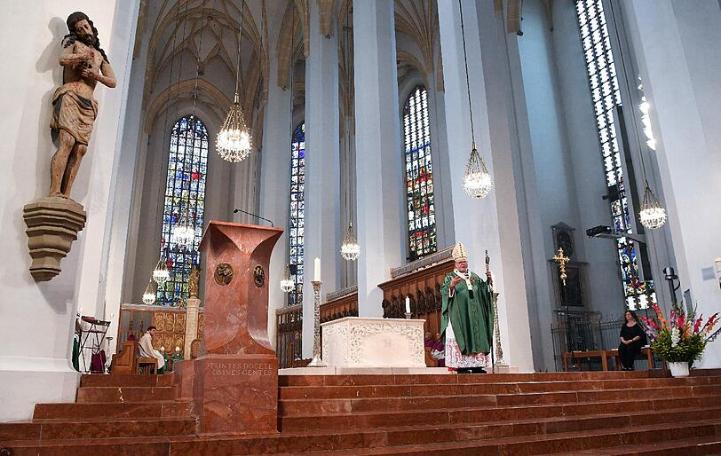 Gedenken im Liebfrauendom: Viele Münchner nehmen am Sonntag am Gottesdienst von Kardinal Reinhard Marx teil, der den Toten, Verletzten und Angehörigen gedenkt.