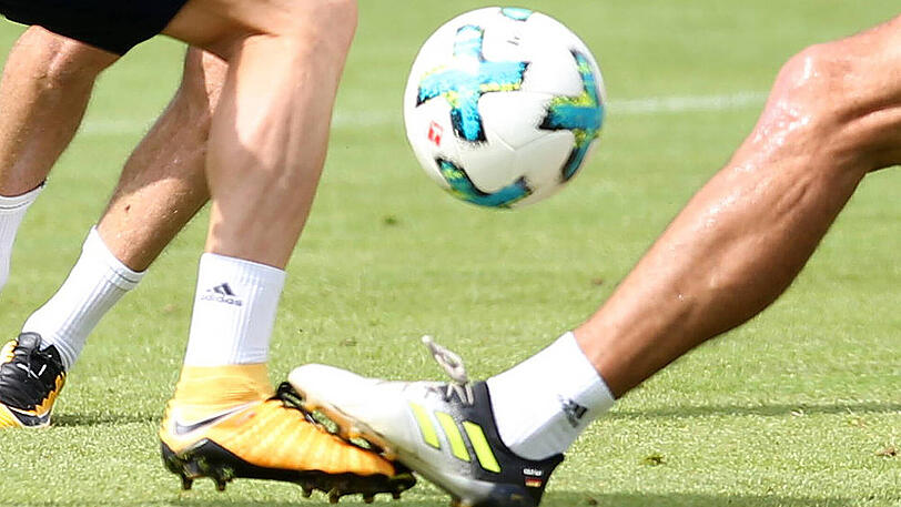 ...der deutsche Nationalspieler tritt dem polnischen Nationalspieler auf den Fuß...
