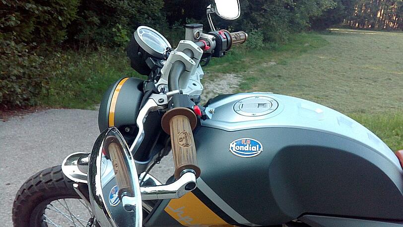 Alles im Griff: Die Bedienung der Maondial 125i entspricht dem gewohnten Biker-Standard.