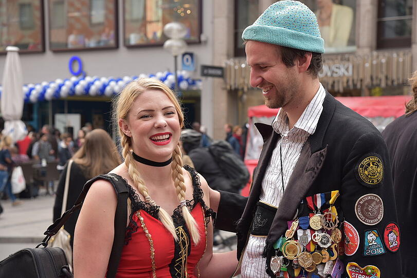 In der Münchner Innenstadt lieferten schwedische Studenten am Freitag ein Mordsspektakel! Die Bilder!
