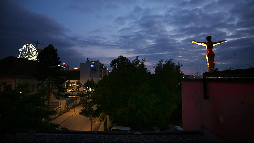 Jörg Herz' "Rote Frieda" wacht nun über das Werksviertel und den Ostbahnhof.