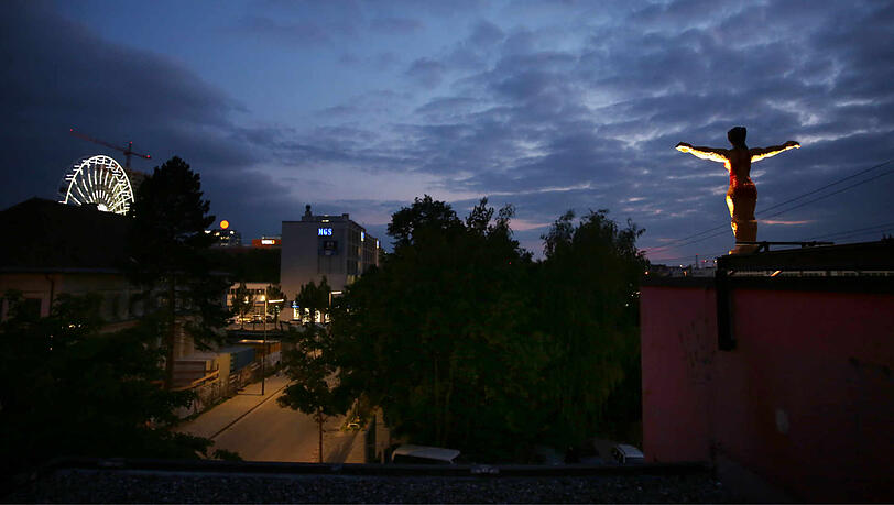 Jörg Herz' "Rote Frieda" wacht nun über das Werksviertel und den Ostbahnhof. Jörg Herz' "Rote Frieda" wacht nun über das Werksviertel und den Ostbahnhof.