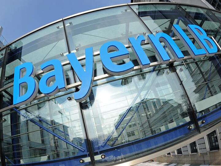 Das Logo der Bayerischen Landesbank an einer Glasfassade. Foto: Andreas Gebert/Archiv