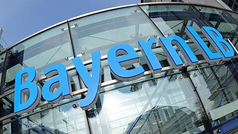 Das Logo der Bayerischen Landesbank an einer Glasfassade. Foto: Andreas Gebert/Archiv