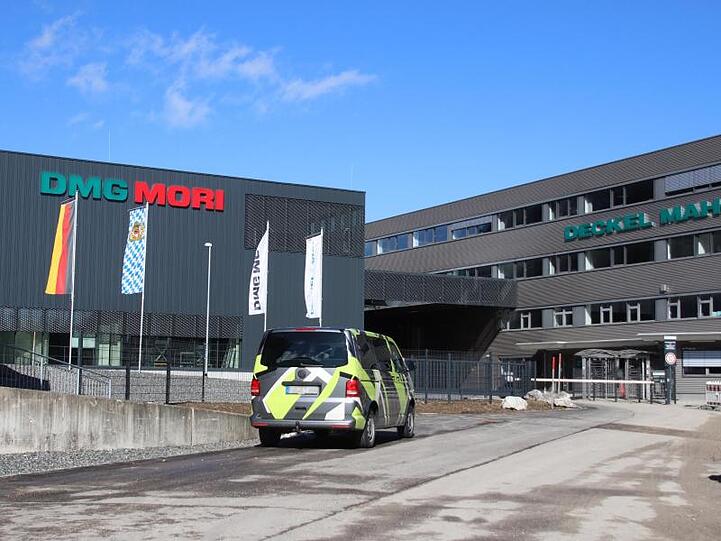 Die Einfahrt der Unternehmens DMG Mori. Foto: Benjamin Liss/dpa