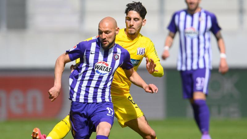 Aues Philipp Riese (l) gegen Osnabrücks Ludovit Reis.