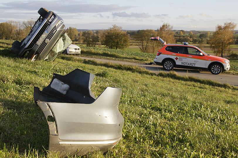 Nach Angaben der Polizei übersah ein Autofahrer bei tief stehender Sonne den von links kommenden - vorfahrtberechtigten - Pkw eines 50-Jährigen.