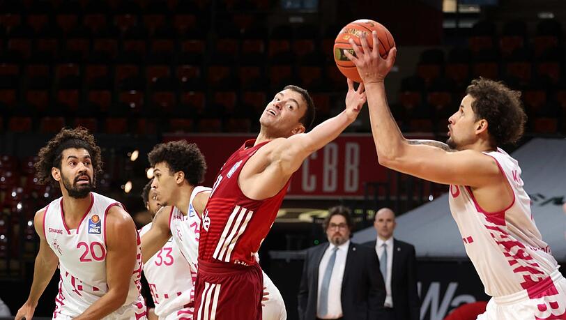 Im direkten Duell um die Tabellenführung: Bonn und Bayerns Basketballer um Sisko (2. v. r.).