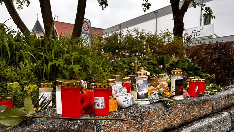 Blumen und Kerzen im Stadtzentrum von Immenstadt im Allgäu nach dem Tod eines Obdachlosen.