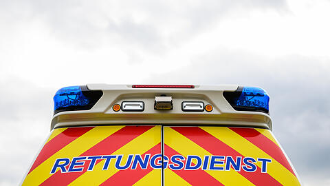 Der Rettungsdienst brachte die Radlerin noch ins Krankenhaus. Dort verstarb die M&uuml;nchnerin wenig sp&auml;ter. (Symbolbild)