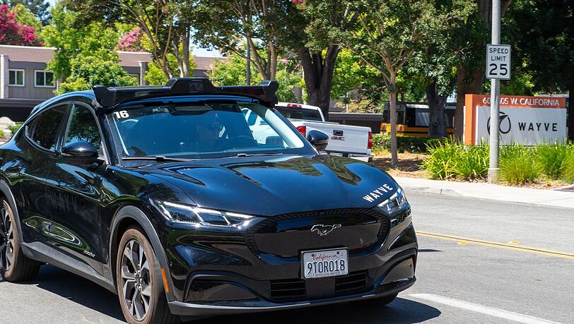 Solche zu selbstfahrenden Autos umgebauten Mustang-Elektroautos von Ford sollen Fahrgäste in London befördern. Solche zu selbstfahrenden Autos umgebauten Mustang-Elektroautos von Ford sollen Fahrgäste in London befördern.