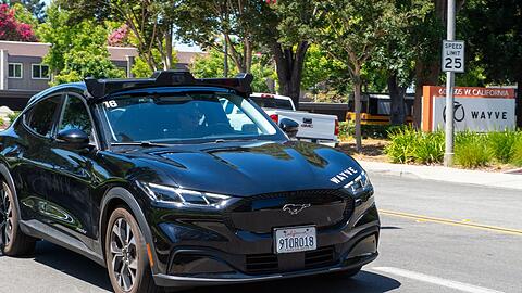 Solche zu selbstfahrenden Autos umgebauten Mustang-Elektroautos von Ford sollen Fahrg&auml;ste in London bef&ouml;rdern.