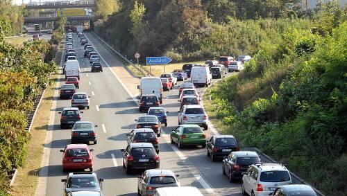 Der Dauerstau auf dem Frankenschnellweg - ein Tunnel soll in neun Jahren helfen. Der Dauerstau auf dem Frankenschnellweg - ein Tunnel soll in neun Jahren helfen.