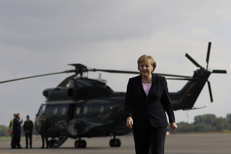 Kanzlerin Merkel vor einem Hubschrauber der Bundeswehr (Archivbild)