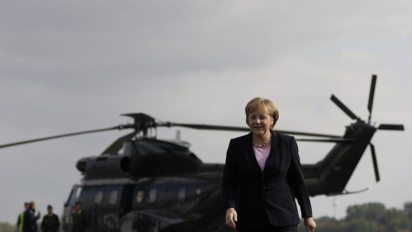 Kanzlerin Merkel vor einem Hubschrauber der Bundeswehr (Archivbild) Kanzlerin Merkel vor einem Hubschrauber der Bundeswehr (Archivbild)