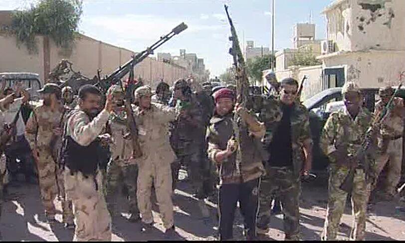 Freudenschüsse in Sirte: Diese Kämpfer feiern das Ende Gaddafis.