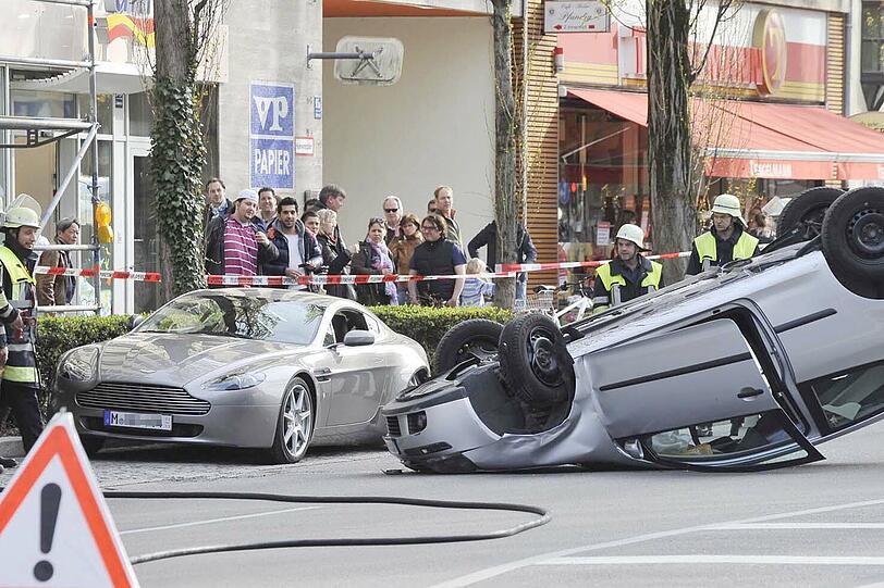 Ausgerechnet in einen teuren Aston Martin ist der Golf gekracht. Zwei Menschen wurden dabei verletzt.