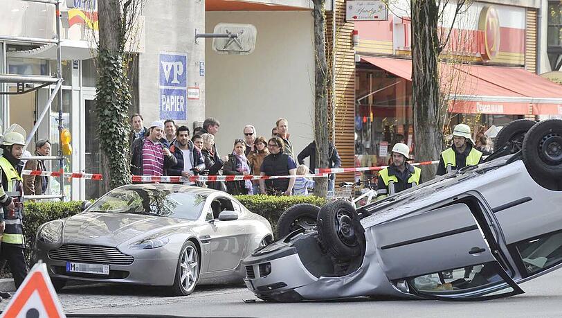 Ausgerechnet in einen teuren Aston Martin ist der Golf gekracht. Zwei Menschen wurden dabei verletzt. Ausgerechnet in einen teuren Aston Martin ist der Golf gekracht. Zwei Menschen wurden dabei verletzt.