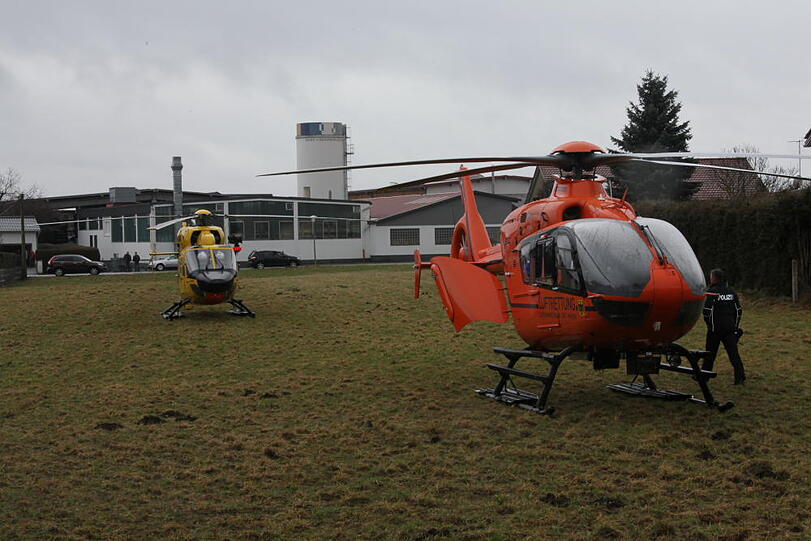 Im Landkreis Altöttingen kam es am Samstagvormittag zu einem schweren Zusammenstoß dreier Fahrzeuge. Die Bilder vom Unfallort.