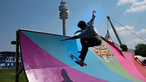 Spektakel vorm Olympiaturm: Am Wochenende messen sich Skateboarder, Wakeboarder und BMX-Fahrer beim Munich Mash.