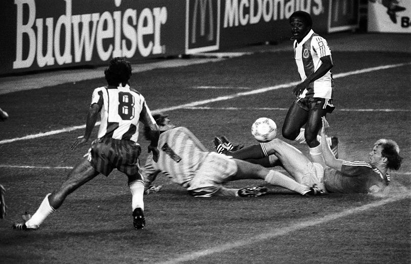 Großer Moment in Wien: Grätschkünstler Pflügler im Zusammenspiel mit Torwart-Legende Jean-Marie Pfaff gegen den FC Porto.