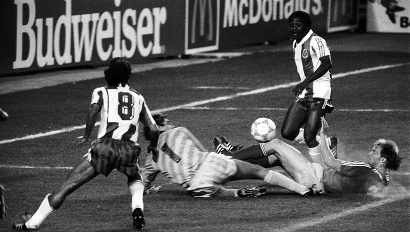 Großer Moment in Wien: Grätschkünstler Pflügler im Zusammenspiel mit Torwart-Legende Jean-Marie Pfaff gegen den FC Porto. Großer Moment in Wien: Grätschkünstler Pflügler im Zusammenspiel mit Torwart-Legende Jean-Marie Pfaff gegen den FC Porto.