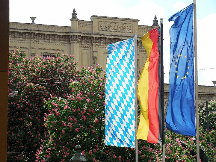 An den wehenden Fahnen wird die laue Brise sichtbar.
