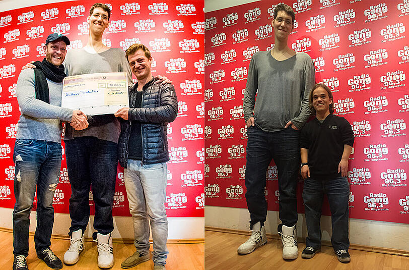Links: Jannis mit Moderator Stefan Pollak (l) und Bruder Andreas. Rechts: Jannis mit einem der kleinsten Müncher, Tobias Hausmann.