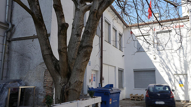 Das war&rsquo;s für das &bdquo;Haus mit der roten Fahne&ldquo;: Der linke Arbeiterverlag muss seine Räume in der Tulbeckstraße verlassen.