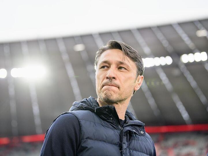 Trainer Niko Kovac vom FC Bayern München steht vor Spielbeginn am Spielfeldrand. Foto: Matthias Balk/Archivbild
