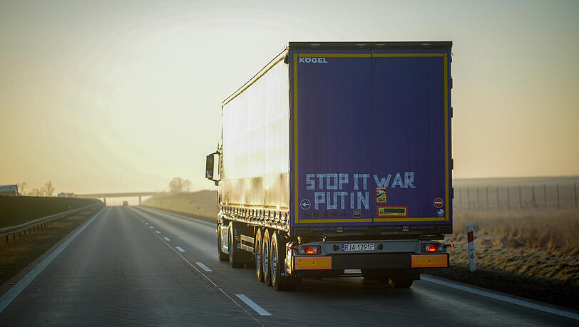 Ein Lkw mit der Aufschrift "Stop it war Putin" (in etwa "Putin, stopp den Krieg") - eine Hoffnung, die derzeit zahllose Menschen teilen.