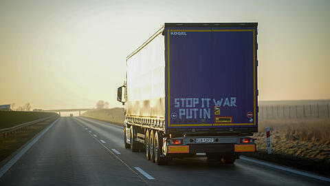 Ein Lkw mit der Aufschrift "Stop it war Putin" (in etwa "Putin, stopp den Krieg") - eine Hoffnung, die derzeit zahllose Menschen teilen.