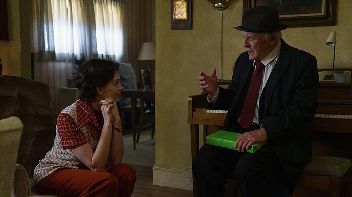 Was machen wir mit Paul? Anne Hathaway als Mutter Esther und Anthony Hopkins als Großvater in "Zeiten des Umbruchs".