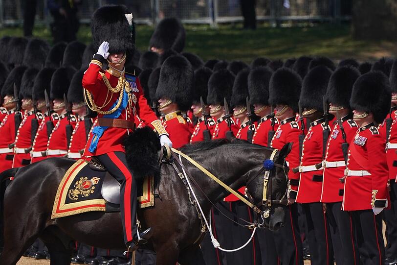 Die Bärenfellmütze sitzt: Prinz William bei der Generalprobe für die Militärparade "Trooping the Colour", die am Samstag stattfindet.