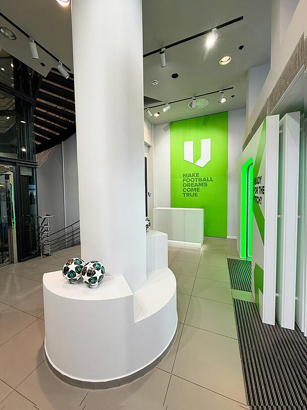 Der Store in der Neuhauser Straße 5 soll zu einem emotionalen Zentrum für Fans, Community-Interaktion und Markenerlebnis werden. Der Store in der Neuhauser Straße 5 soll zu einem emotionalen Zentrum für Fans, Community-Interaktion und Markenerlebnis werden.