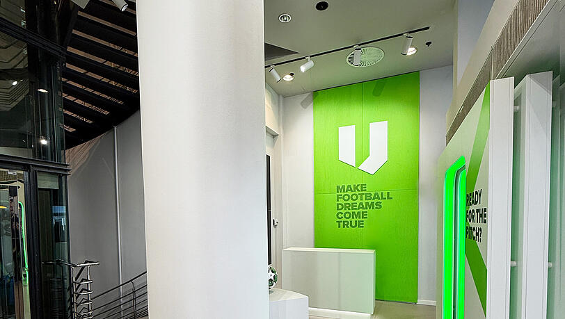 Der Store in der Neuhauser Straße 5 soll zu einem emotionalen Zentrum für Fans, Community-Interaktion und Markenerlebnis werden. Der Store in der Neuhauser Straße 5 soll zu einem emotionalen Zentrum für Fans, Community-Interaktion und Markenerlebnis werden.