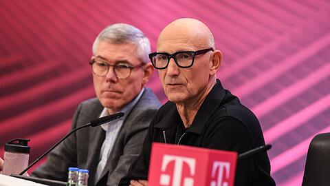 Die beiden Telekom-Chefs Christian Illek und Tim Höttges sind unzufrieden damit, dass nicht so viele Haushalte Glasfaser-Internet buchen wie gedacht.