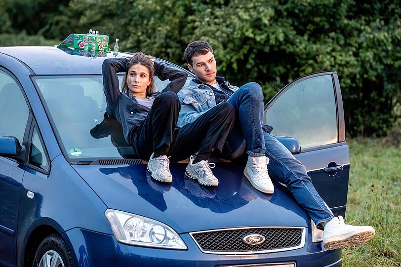 Ela Jenning (Cosima Henman) und Polizist Oscar (Oskar Keymer) haben Interesse aneinander. Findet Kommissar Behringers Co-Ermittlerin in dieser Folge einen festen Partner? Ela Jenning (Cosima Henman) und Polizist Oscar (Oskar Keymer) haben Interesse aneinander. Findet Kommissar Behringers Co-Ermittlerin in dieser Folge einen festen Partner?